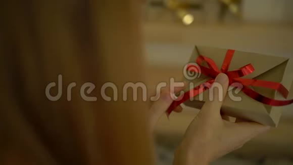 一位准备圣诞日历的年轻女子慢镜头视频的预览图