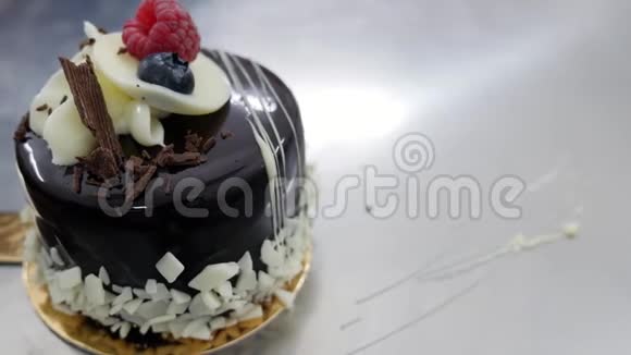一张移动的照片展示了两个装饰好的单份蛋糕躺在桌子上视频的预览图