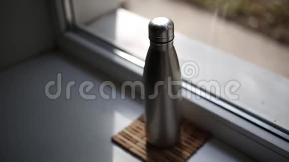 窗户背景水用钢制热瓶视频的预览图