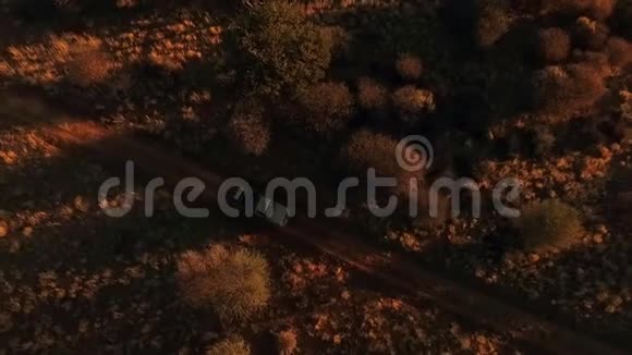 这辆越野车在纳米比亚大草原的道路上携带行李视频的预览图