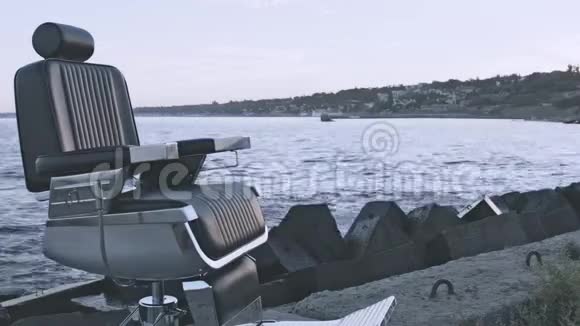 复古美发师椅子站在傍晚的海边海滩上的美发视频的预览图