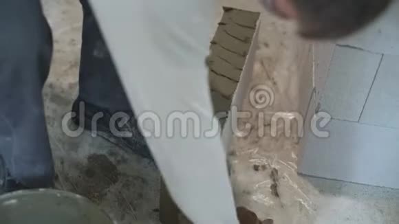 建筑工人在加气混凝土砌块上抹砂浆视频的预览图