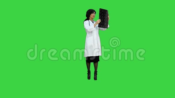 亚洲医生女士看绿色屏幕上的数字平板电脑Chroma键视频的预览图