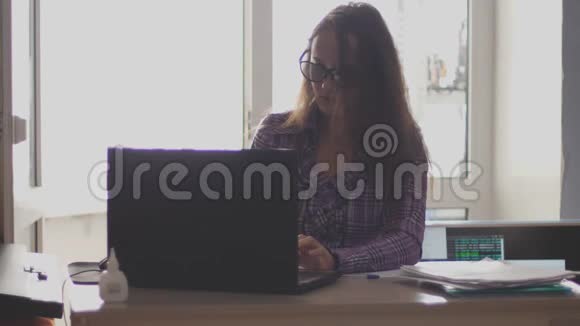 漂亮的快乐女商人戴着眼镜在办公室里用电脑工作喜欢成功的工作竖起大拇指视频的预览图