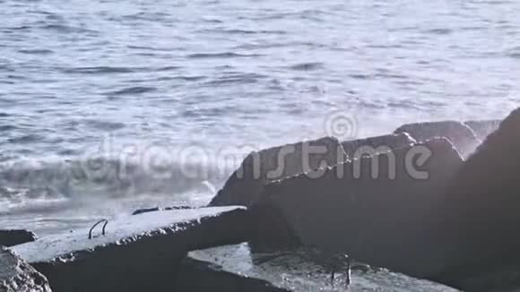 水岩石水中的岩石海洋海岸的防波堤冲击波视频的预览图