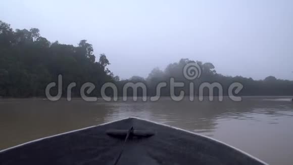 早晨在薄雾热带河上乘船POV视频的预览图