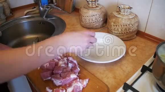 女厨师把切好的肉放在家庭厨房的碗里慢动作视频的预览图