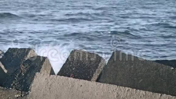 混凝土防波堤水溅在码头岩石上海浪撞击岩石视频的预览图