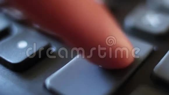 计算器设备上的加法手指按加键计算器特写视频的预览图
