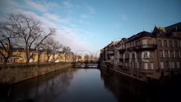 法国梅茨市景莫赛尔河上的老城区视频的预览图