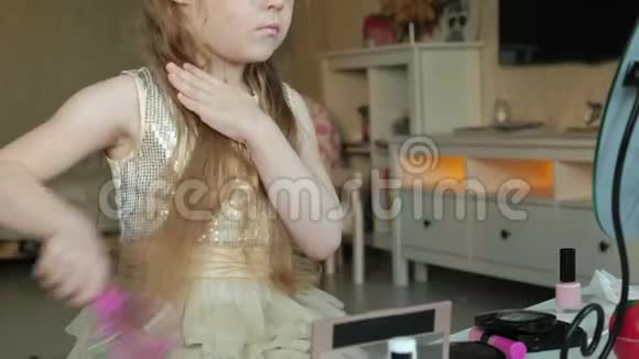 小女孩红发梳头照镜子化妆脸时尚风格化妆品头发护理视频的预览图