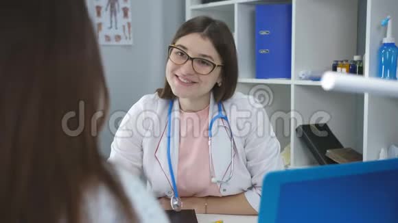 医学医疗保健和人的概念女医生在医院与女病人交谈视频的预览图