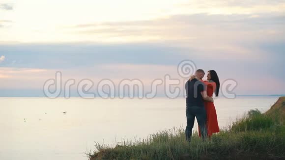 美丽的情侣在悬崖边跳舞拥抱视频的预览图