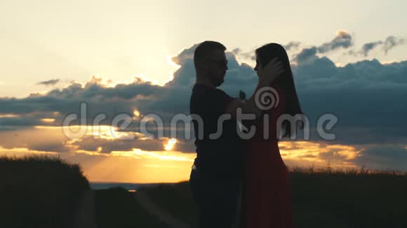 浪漫情侣拥抱爱情的剪影视频的预览图