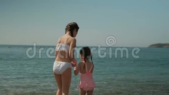 夏天两个女孩在户外海边散步视频的预览图