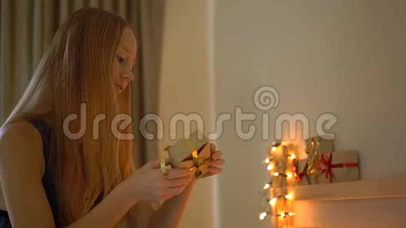 一位准备圣诞日历的年轻女子慢镜头视频的预览图
