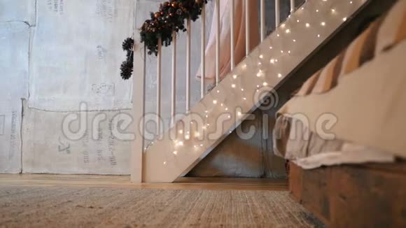漂亮的女腿带着鞋子走下楼梯视频的预览图