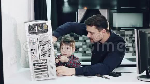 父子修理电脑视频的预览图