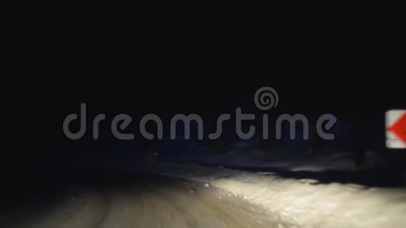 冬天夜间开车下雪天气滑雪山林视频的预览图