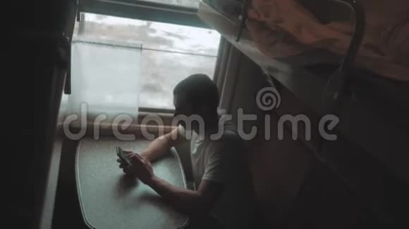 男子剪影商人与智能手机旅行火车男人旅行者与智能手机打字互联网视频的预览图
