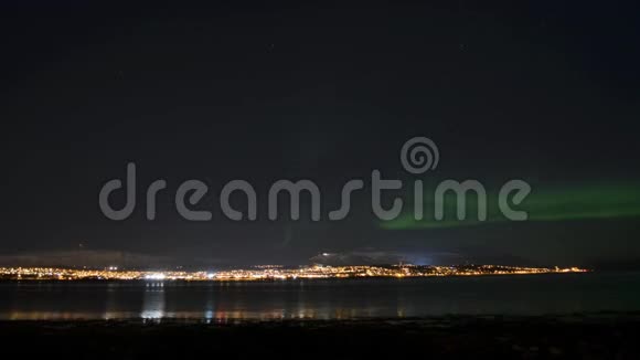 强烈雄伟的北极光北光穿过大桥和特罗姆瑟城视频的预览图