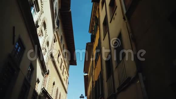 Stadicam拍摄地意大利佛罗伦萨狭窄街道上的老建筑这是这座城市的历史遗迹视频的预览图