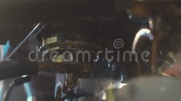 咖啡机一杯浓咖啡活泼咖啡师视频的预览图