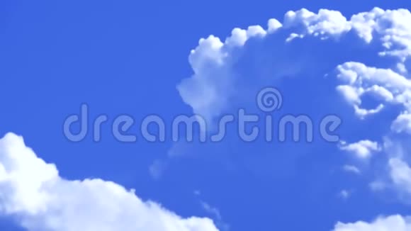 蓬松的云景特写时间流逝背景视频的预览图