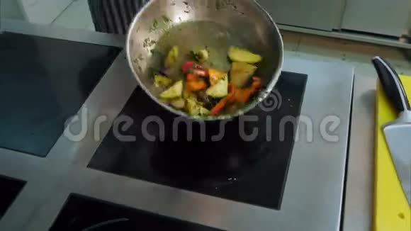 有经验的厨师在煎锅里辗转蔬菜视频的预览图