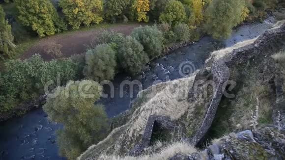 秋天这条河在山上的这个美丽的地方流过岩石视频的预览图
