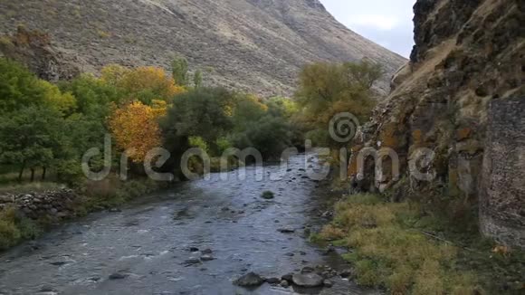 秋天这条河在山上的这个美丽的地方流过岩石视频的预览图