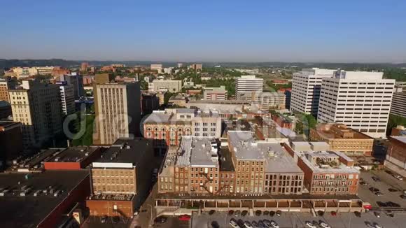 田纳西州诺克斯维尔市中心天空太阳球塔上空视频的预览图