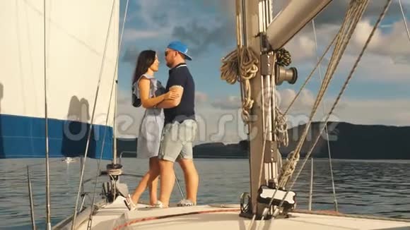 年轻漂亮的夫妇在度假时拥抱在游艇上视频的预览图
