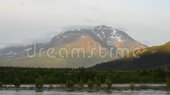 夏末美丽的慢河流大山上积雪覆盖视频的预览图