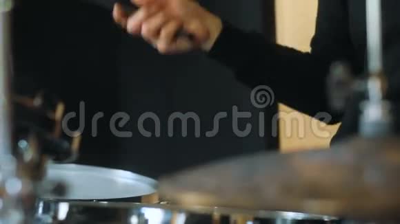 鼓手鼓和鼓板的侧视图视频的预览图