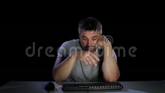 一个冷漠的人用手指敲击键盘视频的预览图