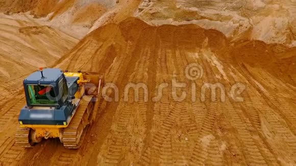 履带式推土机站在沙矿采石场建筑机械视频的预览图