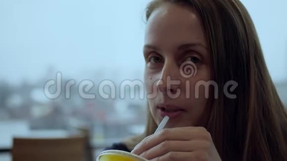 年轻迷人的女人在咖啡厅喝着美味的鸡尾酒4k视频视频的预览图