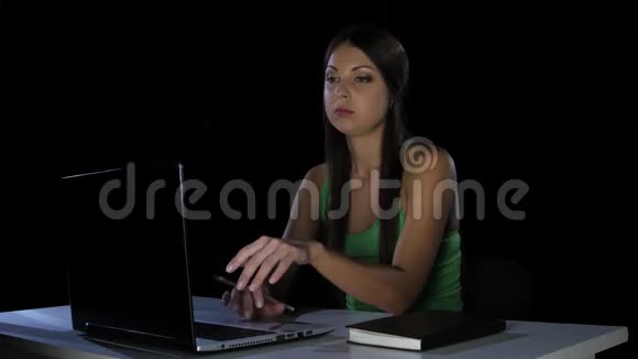 漠不关心地看着笔记本电脑屏幕的女孩情绪导播室视频的预览图