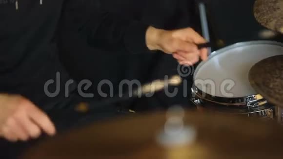 黑衣男子在鼓边演奏视频的预览图