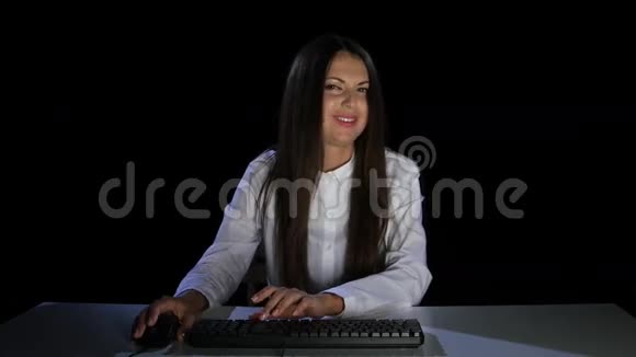 傲慢的女人在网上聊天情感工作室视频的预览图