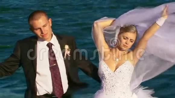 新婚夫妇在海上放松视频的预览图