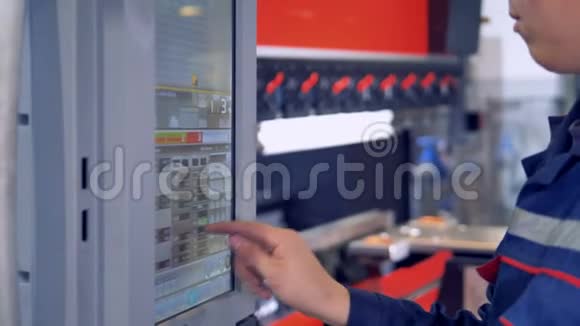 现代工业设备工人操作工业控制面板显示视频的预览图