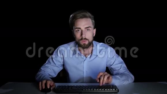 男人在网上玩游戏时害怕情感工作室视频的预览图