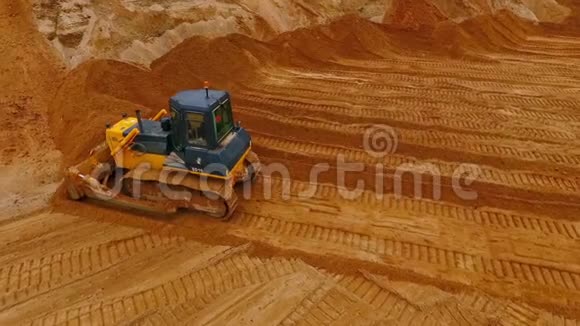 履带式推土机在采石场工作采矿机械建筑业视频的预览图