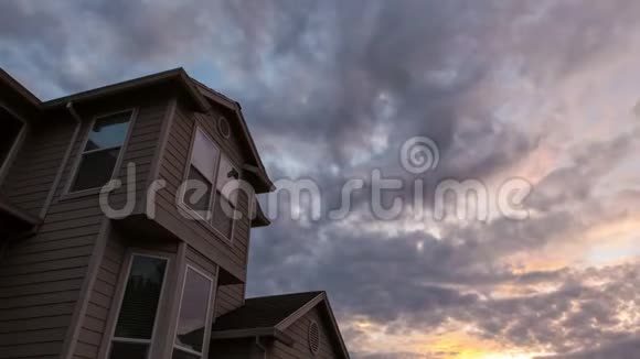 俄勒冈州欢乐谷住宅区郊区住宅屋顶的日落和云层视频的预览图