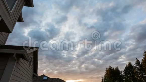 俄勒冈州欢乐谷住宅区郊区住宅屋顶的日落和云层视频的预览图