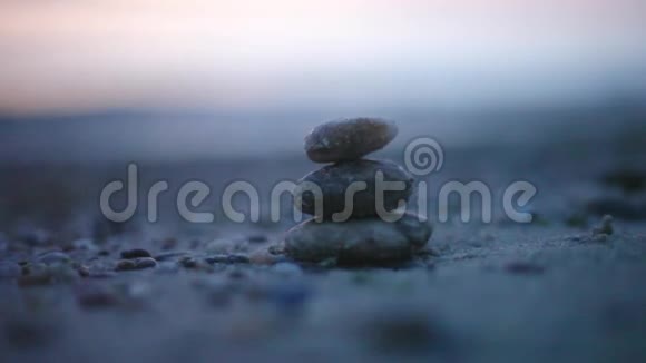 日落时海滩上的石头平衡和平与和谐的理念1920x1080视频的预览图