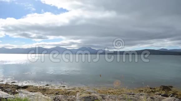 美丽的夏季峡湾和山岛景观背景时间推移视频的预览图