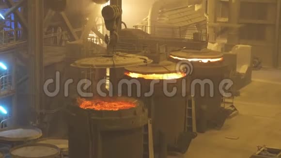 金属工厂热钢管生产线红色铁水管生产工艺冶金学视频的预览图